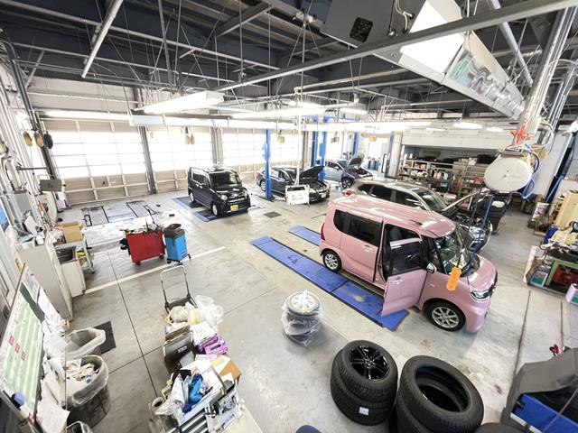  もちろんスバル専門メカニックが展示場に併設された工場でお客様のお車をしっかりアフターフォローします！