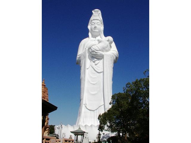 カースポット上津店の目印はこちら　高さ６２メートルの仏像（久留米成田山）です　ここから３号線を南下