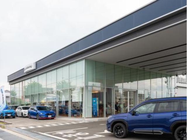 静岡スバル三島店は国道１号線バイパス、箱根方面の路面にあり店内は広く、くつろぎながらご検討頂けます。i
